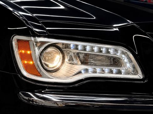Used 2012 Chrysler 300 Limited RWD image 5