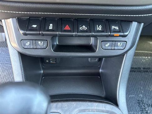 Used 2022 GMC Canyon Denali image 25