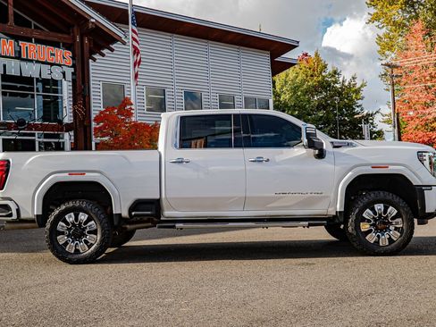 Used 2024 GMC Sierra 2500 Denali image 2