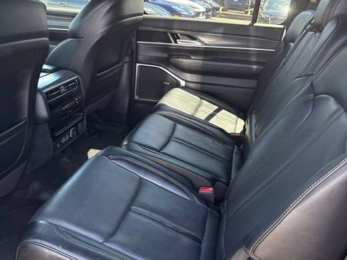 Used 2024 Jeep Wagoneer L Series II w/ Flexible Seating Group RWD image 4