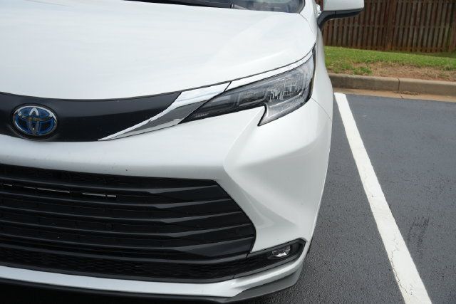 Used 2025 Toyota Sienna XLE FWD image 6