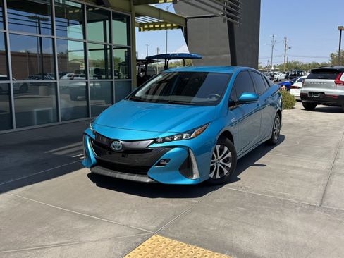 Used 2020 Toyota Prius Prime XLE image 2