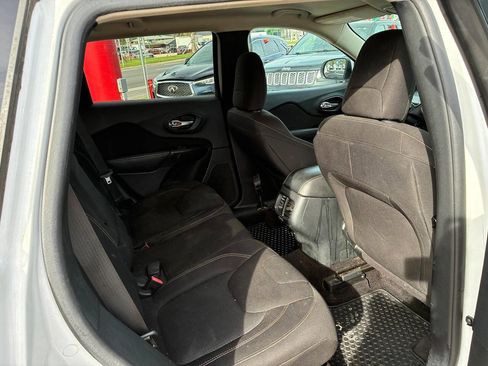 Used 2016 Jeep Cherokee Latitude w/ Cold Weather Group FWD image 2
