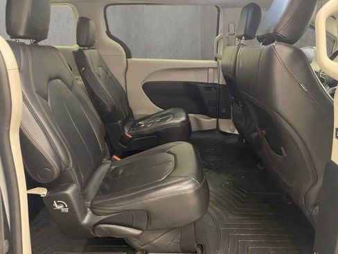 Used 2017 Chrysler Pacifica Touring-L FWD image 22