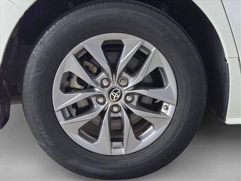 Used 2022 Toyota Sienna XLE FWD image 25