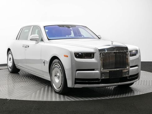 Used 2024 Rolls-Royce Phantom Extended Wheelbase w/ Leather Finishing Pack image 46