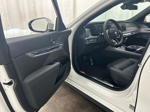 Used 2025 BMW 760i xDrive w/ Executive Package image 23