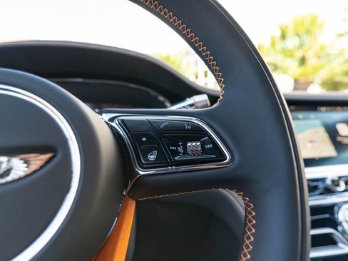Used 2025 Bentley Flying Spur Plug-In Hybrid AWD/4WD image 9