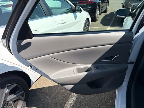 Certified 2025 Hyundai Elantra Hybrid FWD image 14