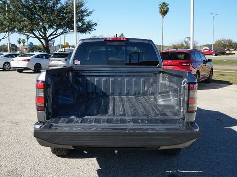 Used 2025 Nissan Frontier SV image 9