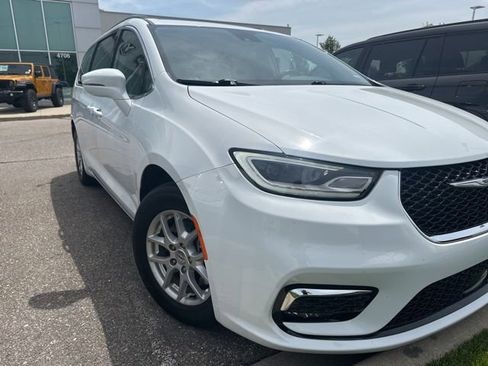 Used 2022 Chrysler Pacifica Touring-L FWD image 1