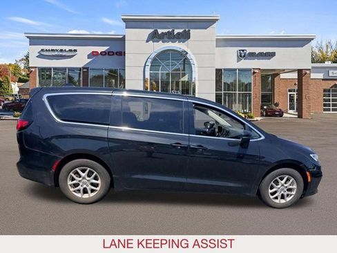 Used 2023 Chrysler Pacifica Touring-L FWD image 7