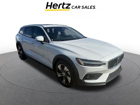 Used 2025 Volvo V60 B5 Cross Country Plus image 1