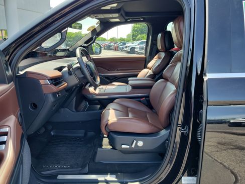 Used 2025 Lincoln Navigator L Reserve AWD/4WD image 13