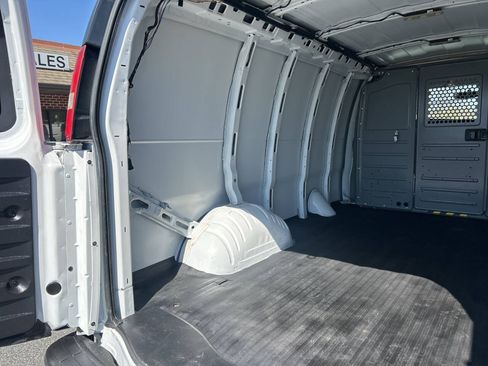 Used 2017 Chevrolet Express 2500 RWD image 22