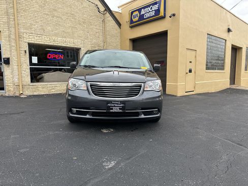 Used 2016 Chrysler Town & Country Touring w/ Driver Convenience Group image 6