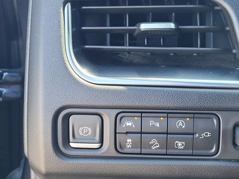 Used 2022 Chevrolet Suburban High Country w/ Premium Package 2 AWD/4WD image 25