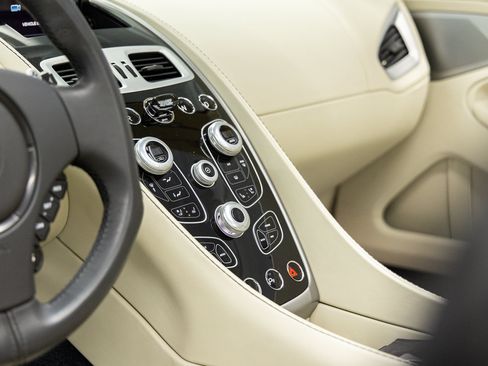 Used 2016 Aston Martin Vanquish Volante RWD image 40