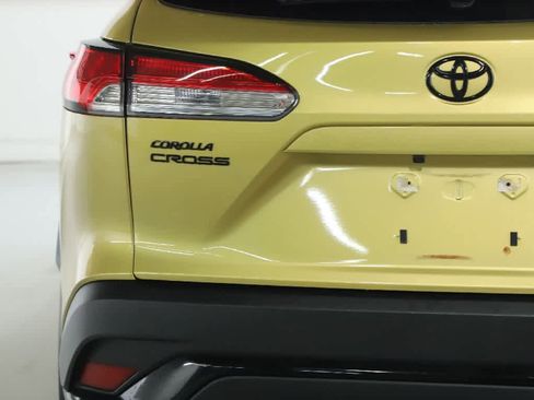 Used 2023 Toyota Corolla Cross SE image 42