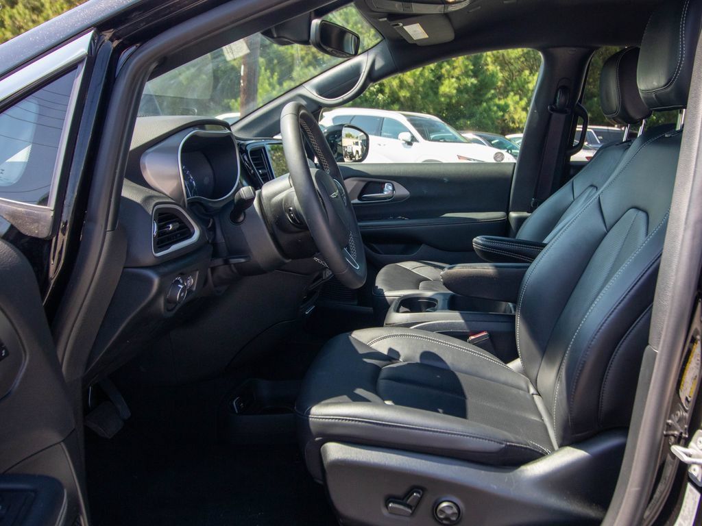 Used 2025 Chrysler Pacifica Select FWD image 7