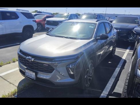 Used 2025 Chevrolet Trax RS w/ Sunroof Package FWD image 3