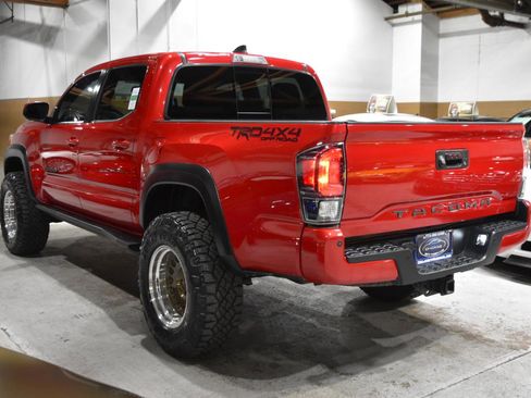 Used 2020 Toyota Tacoma TRD Off-Road w/ Technology Package AWD/4WD image 11
