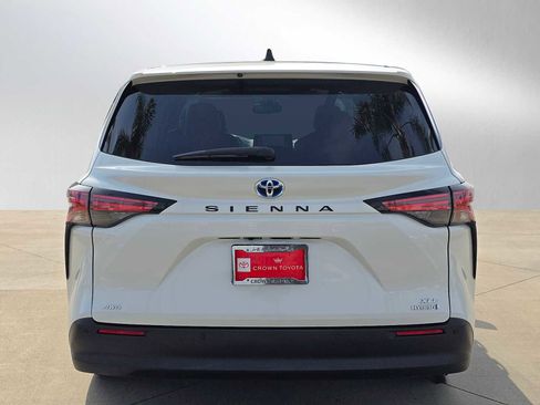 Used 2021 Toyota Sienna XLE AWD/4WD image 4