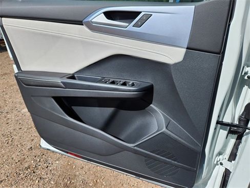 New 2025 Volkswagen Taos SE image 22