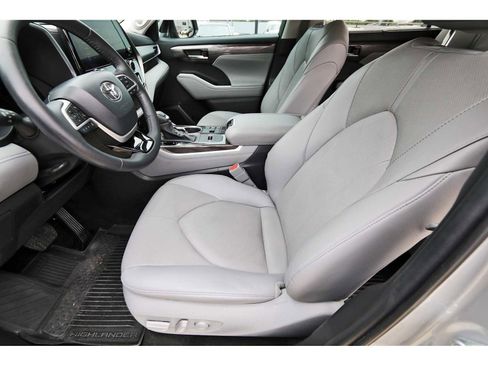 Used 2023 Toyota Highlander Limited FWD image 12