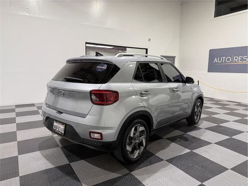 Used 2022 Hyundai Venue SEL image 5