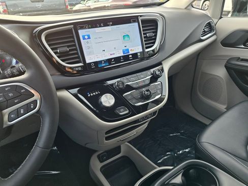 Used 2024 Chrysler Pacifica Touring-L image 29