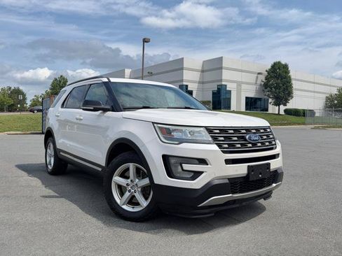Used 2016 Ford Explorer XLT w/ Equipment Group 202A AWD/4WD image 2