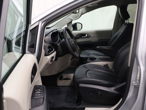 Used 2024 Chrysler Pacifica Touring-L FWD image 13