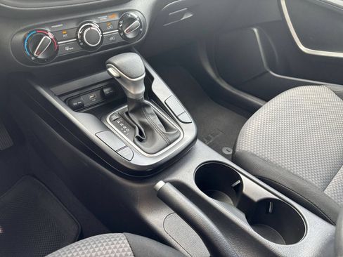 Used 2025 Kia Soul LX w/ LX Technology Package FWD image 38