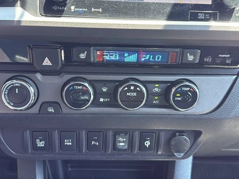 Used 2017 Toyota Tacoma TRD Off-Road w/ Premium & Technology Package AWD/4WD image 25
