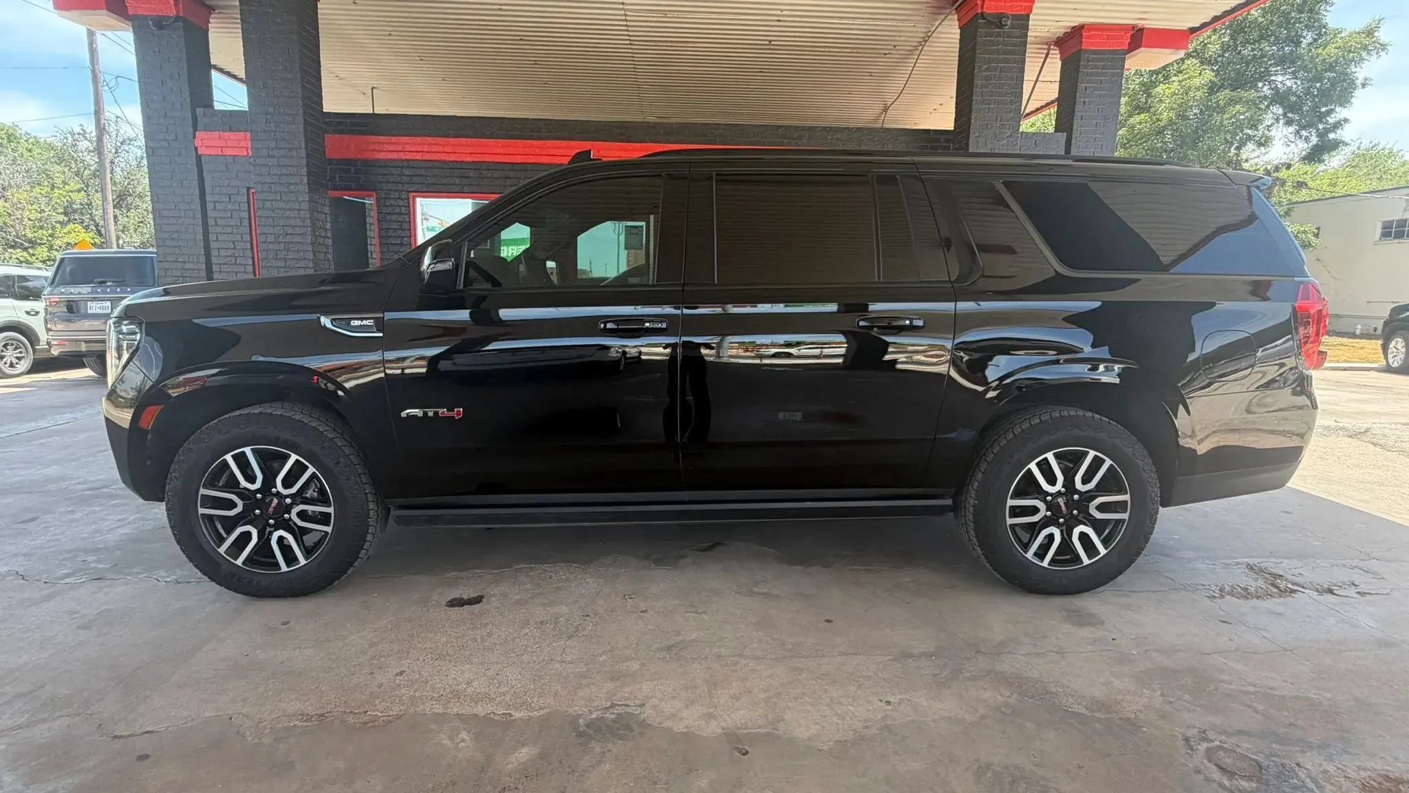 Used 2022 GMC Yukon XL AT4 w/ Max Trailering Package AWD/4WD image 3