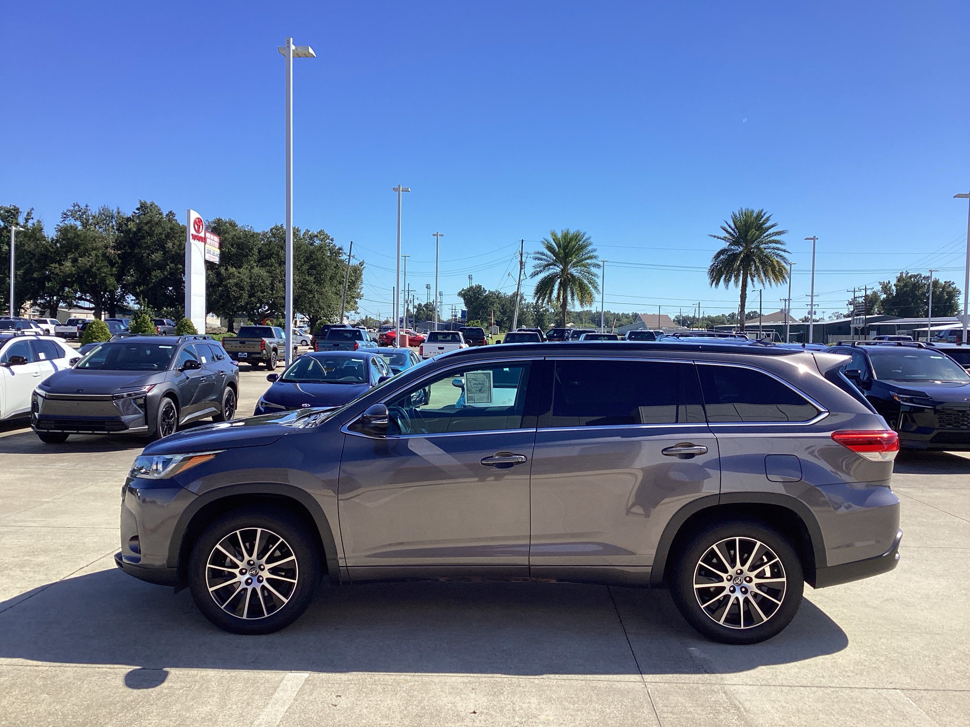 Used 2017 Toyota Highlander SE FWD image 3