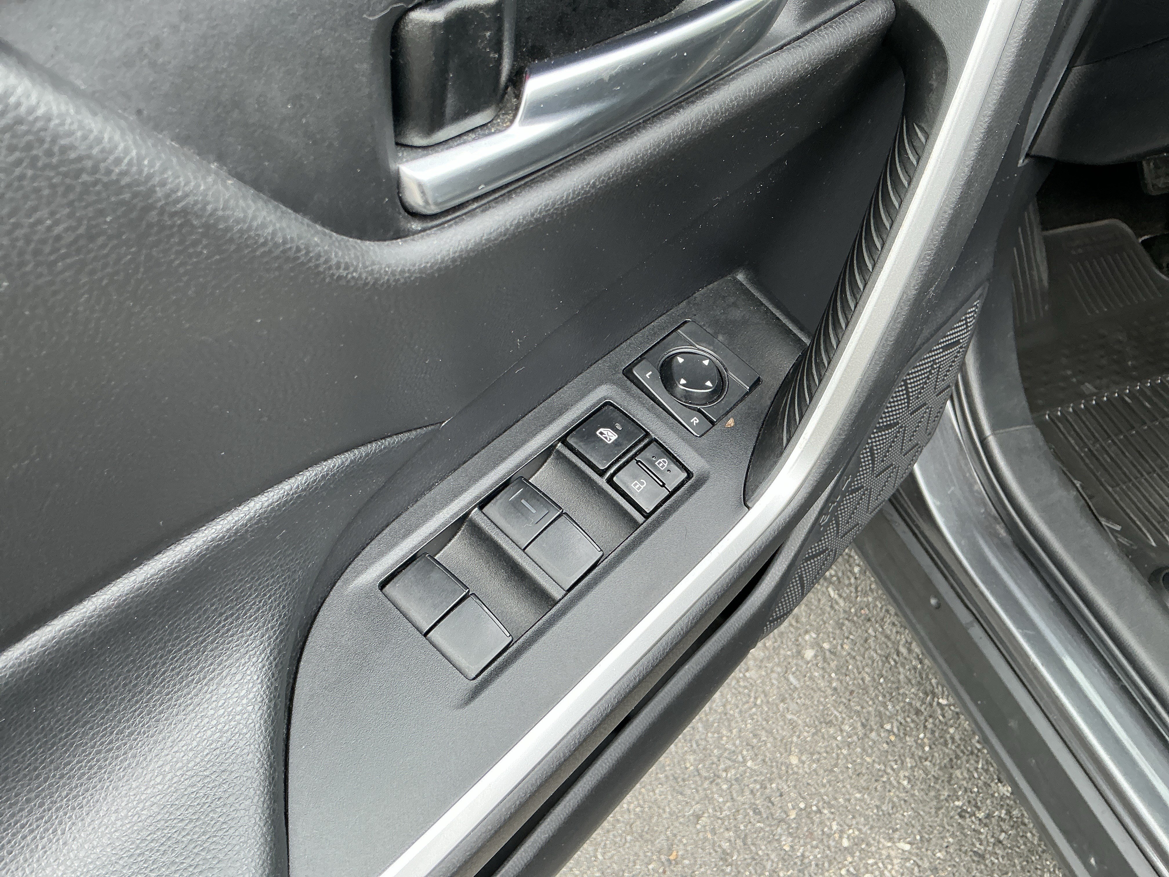 Used 2021 Toyota RAV4 XLE w/ Convenience Package AWD/4WD image 21
