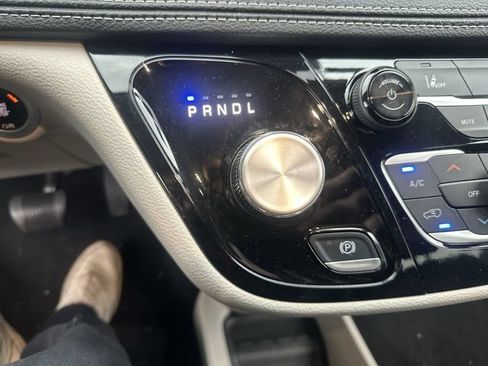 Used 2024 Chrysler Pacifica Limited FWD image 24