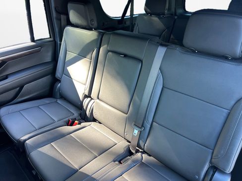 Used 2025 Chevrolet Suburban LT w/ Comfort Package RWD image 12