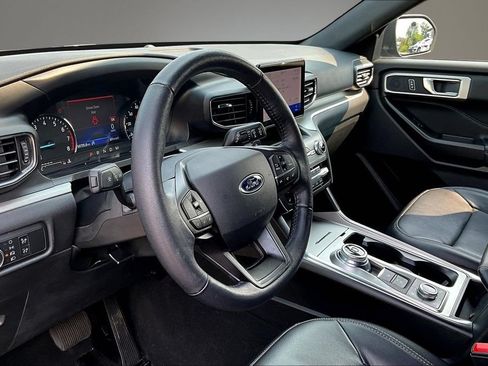 Used 2020 Ford Explorer XLT w/ Equipment Group 202A AWD/4WD image 17
