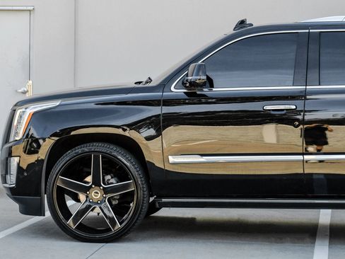 Used 2018 Cadillac Escalade Premium Luxury RWD image 9