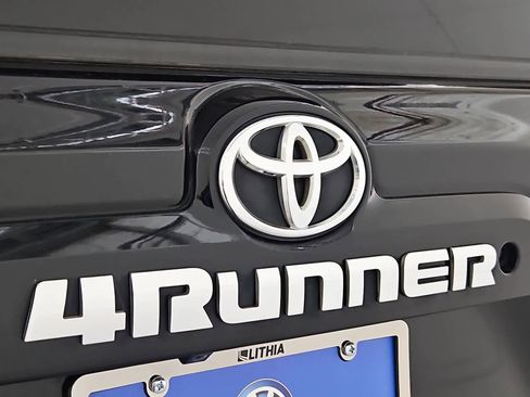 Used 2018 Toyota 4Runner SR5 AWD/4WD image 12