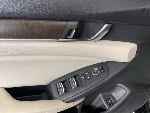 Used 2018 Honda Accord EX image 14