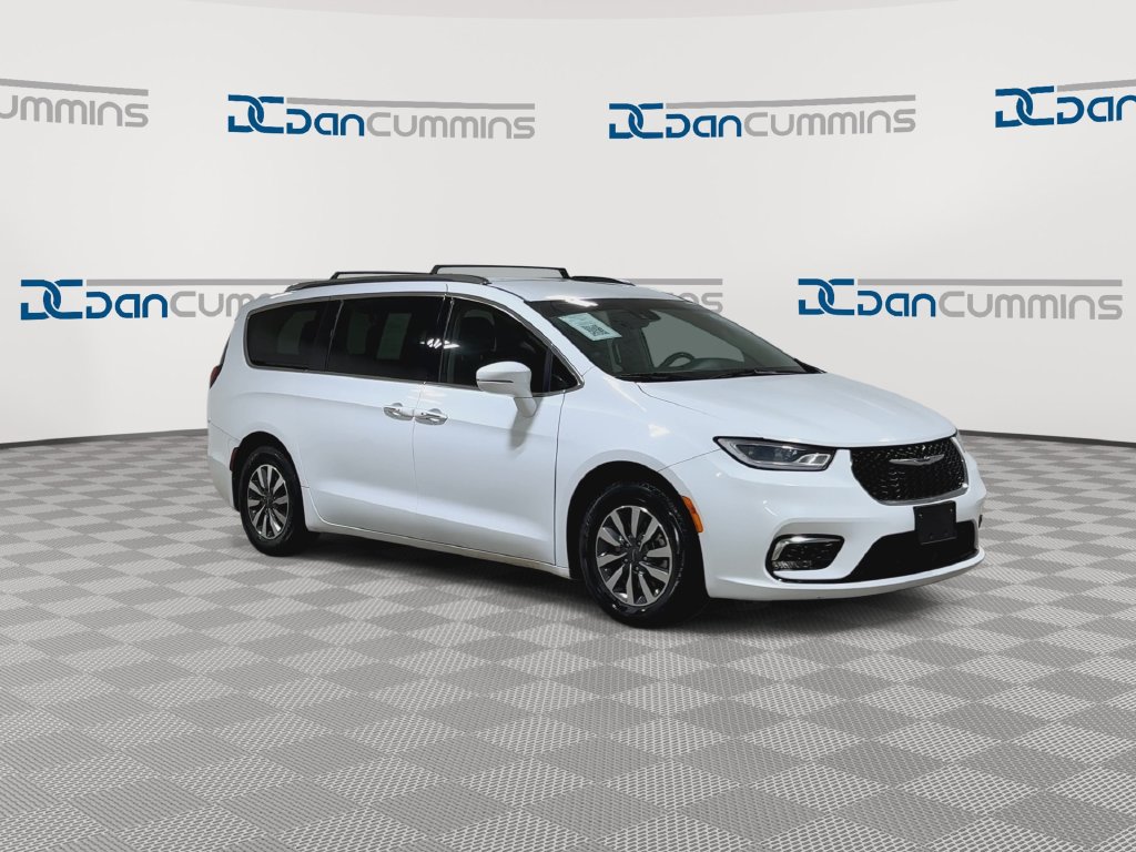 Used 2021 Chrysler Pacifica Touring-L FWD image 2