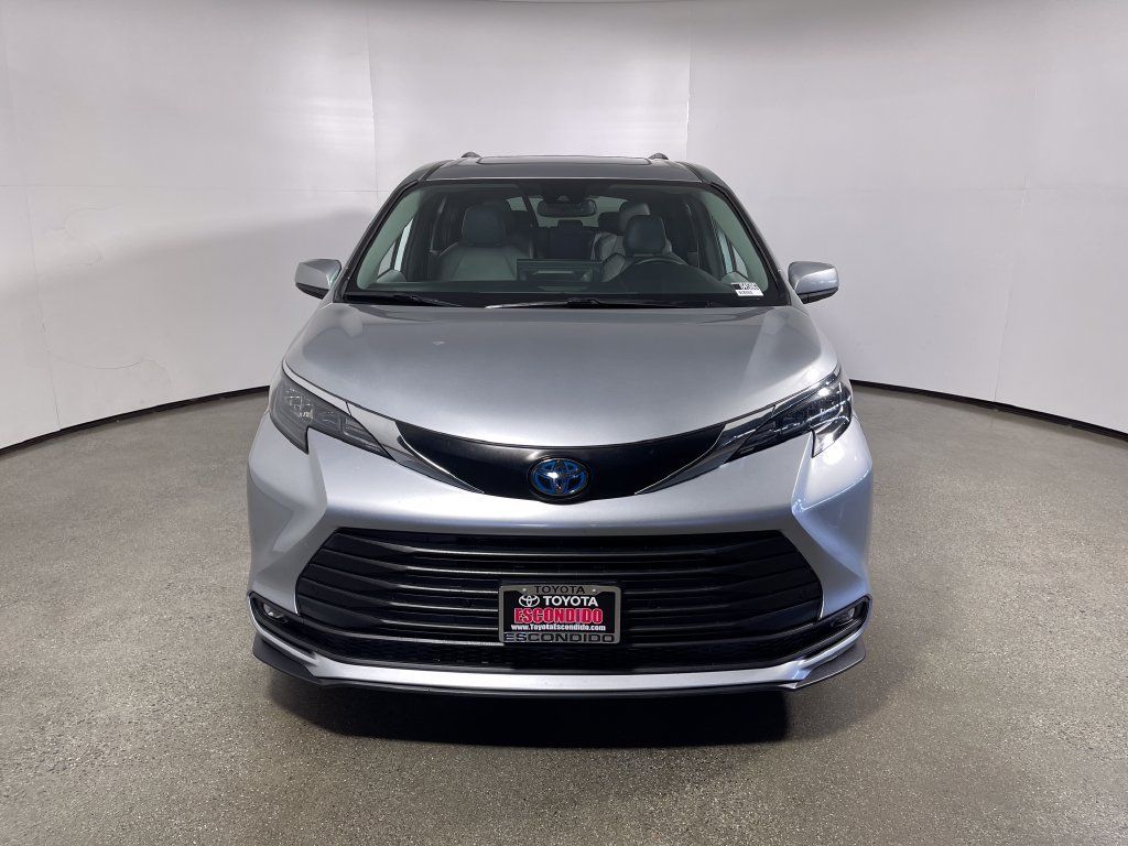 Certified 2025 Toyota Sienna XLE FWD image 8