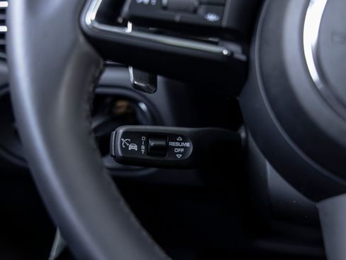Certified 2025 Porsche Macan AWD/4WD image 31