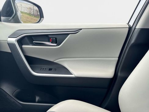 Used 2022 Toyota RAV4 XLE Premium image 20