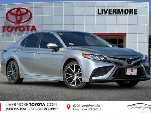 Used 2021 Toyota Camry SE FWD image 1