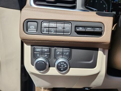 Used 2021 GMC Yukon Denali w/ Denali Premium Package AWD/4WD image 32